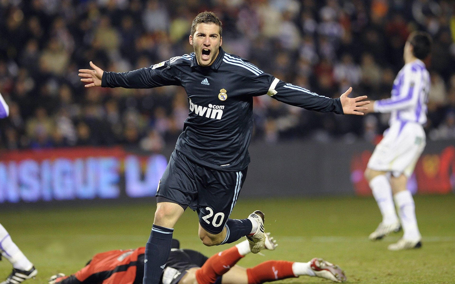 瑞士球迷雪中喝热红酒助威，成全场最靓风景线，瑞士进球被吹